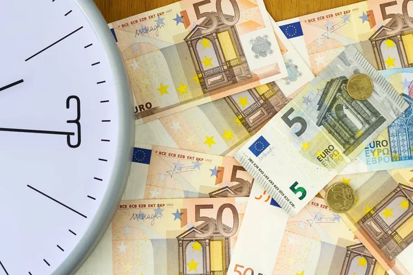 Horloge et billets de banque en euros. Le concept temps, c'est argent. Vue d'en haut. Affaires, finance . — Photo
