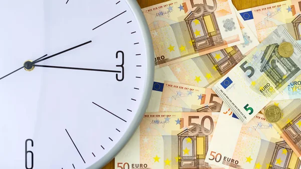 Horloge et billets de banque en euros. Le concept temps, c'est argent. Vue d'en haut. Affaires, finance . — Photo