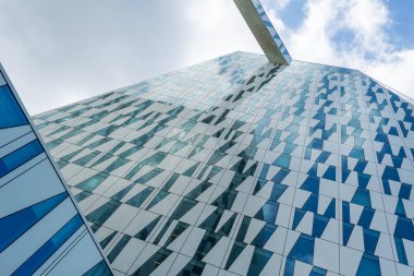 Kopenhag. Danimarka. 24 Temmuz. 2019: Bir cam binanın cephesi. Bulutlu gökyüzü Alt görünümü. Close. Mimari.