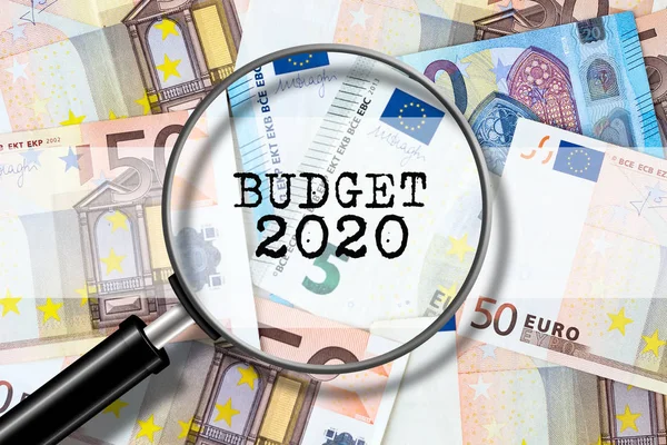 Budget 2020. Vue à travers une loupe sur l'inscription, sur le fond des billets en euros. Vue de dessus. Entreprises . — Photo