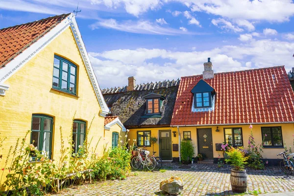 Kleine straatjes met mooie, gele oude huizen. Traditionele Scandinavische huizen. Dragor, Denemarken. Architectuur. — Stockfoto