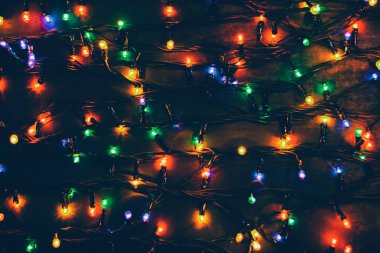 Yeni yılın parlak çelenkleri. Yeni yıl. Noel arkaplanı. Yakın plan. Ayarlanmış.