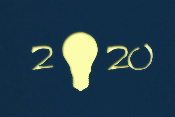 2020. Fundo de Ano Novo com números e uma lâmpada em um fundo azul escuro. Ano Novo Ideias Conceito. Negócios. Criação. I — Fotografia de Stock