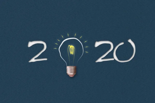 2020. Fond du Nouvel An avec des chiffres et une ampoule sur un fond bleu foncé. Idées de Nouvel An Concept. Les affaires. La création. I — Photo