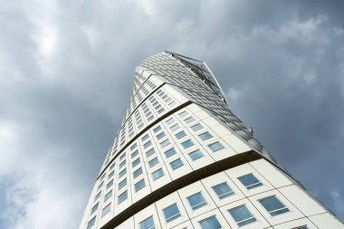 Malmö. İsveç. 29 Temmuz. 2019. Turning Torso, bulutlu bir gökyüzüne karşı güzel bir gökdelen. Mimari'nin altından görüntüle.