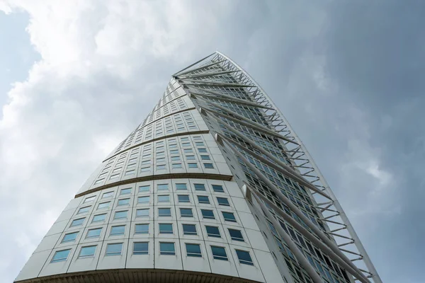 Malmö. Schweden. 29. Juli. 2019. drehen Torso, ein schöner Wolkenkratzer gegen einen bewölkten Himmel. Blick von unten auf Architektur. — Stockfoto