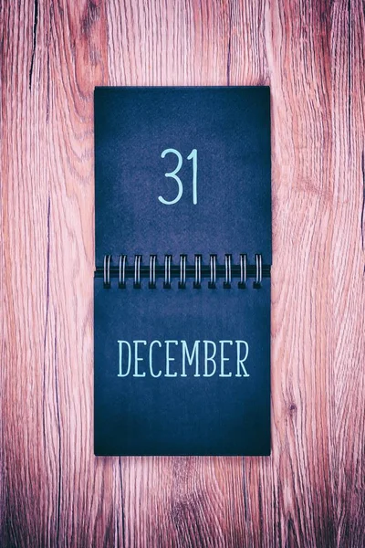 31. December. Bureaukalender op houten achtergrond. Achtergrond van het nieuwe jaar. — Stockfoto