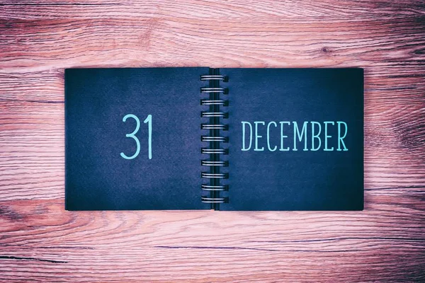 31. December. Bureaukalender op houten achtergrond. Achtergrond van het nieuwe jaar. — Stockfoto