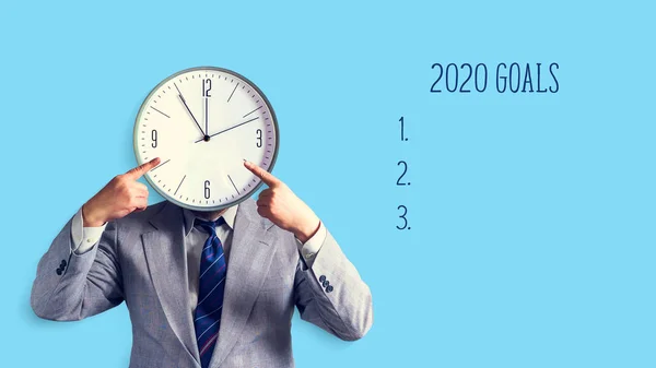 Empresário com um relógio em vez de à frente. O conceito de metas para 2020. ópio do espaço. Lugar para SMS. Negócios. Objectivos . — Fotografia de Stock