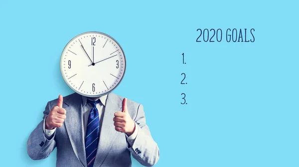 사업가는 앞에 시계 대신 시계를 가지고 있다. 2020 년 목표의 개념 . 공간의 아편. 문자의 위치를 알려 줍니다. 사업이요. 목표. — 스톡 사진