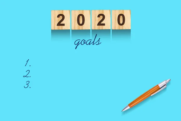 Goals 2020. The concept of goals for 2020. Lettering on wooden blocks on a blue background. Copy space. Place for text. Goals concept. — Stock Photo, Image