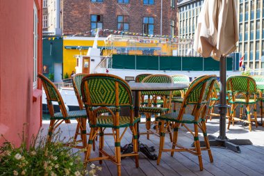 Hasır mobilyalı açık bir kafe. Kopenhag 'da. Danimarka. Mimarlık..