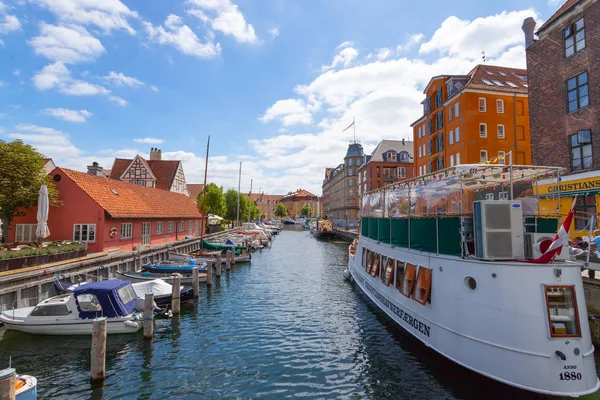 Koppenhága. Dánia. Július 23, 2019: Gyönyörű utcák és gyönyörű építészet a csatorna körül jachtok és hajók. Koppenhága. Építészet. — Stock Fotó