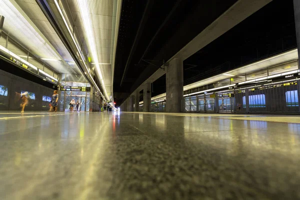 Bella stazione della metropolitana moderna. Trasporto. Ferrovia . — Foto Stock