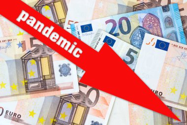 Salgın. Ekonominin finansal çöküşü. Avrupa banknotlarının arka planında kırmızı ok. İş için. Mali işler. Salgın hastalık. Karantina.
