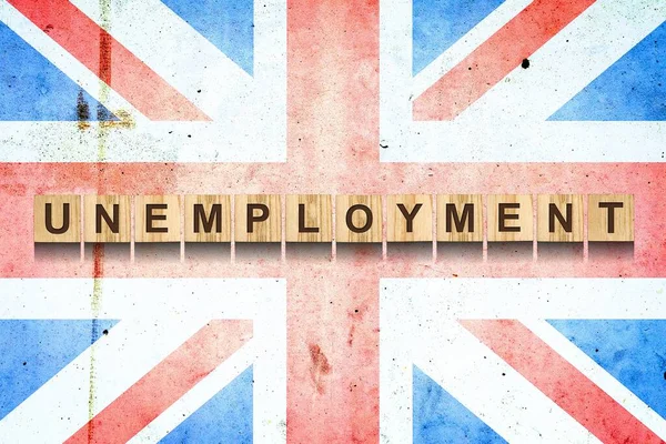 Ανεργία. Η επιγραφή στα ξύλινα τουβλάκια στο βάθος της σημαίας της Αγγλίας. Αύξηση της ανεργίας. Επιχειρήσεις. — Φωτογραφία Αρχείου