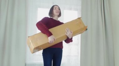Noel ağacı süslemeleri için hazırlanıyor ve having fun yeni yıl iki genç kız