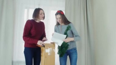 Noel ağacı süslemeleri için hazırlanıyor ve having fun yeni yıl iki genç kız