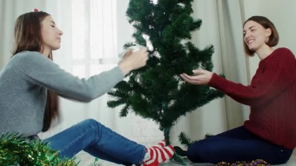 Twee jonge vrouwen versieren Christmas tree Nieuwjaar voorbereiding plezier — Stockvideo