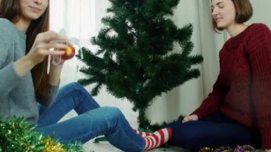 Eğlenmeye yeni yıl hazırlık iki genç kadın Noel dekorasyon ağaç