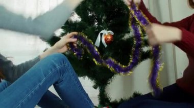 Eğlenmeye yeni yıl hazırlık iki genç kadın Noel dekorasyon ağaç