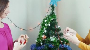 Eğlenmeye yeni yıl hazırlık iki genç kadın Noel dekorasyon ağaç