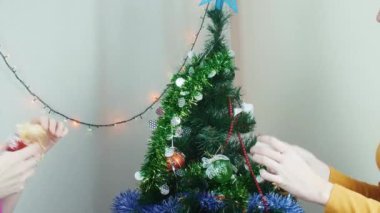 Eğlenmeye yeni yıl hazırlık iki genç kadın Noel dekorasyon ağaç