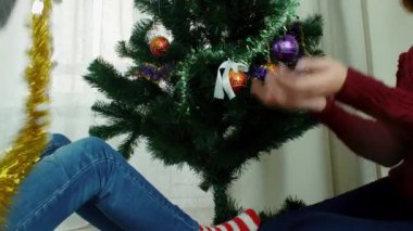 Eğlenmeye yeni yıl hazırlık iki genç kadın Noel dekorasyon ağaç