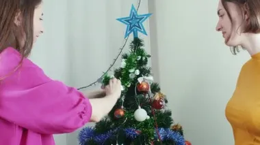 İki genç kadın kızlar arasında Noel ağacı küçük kavga dekorasyon