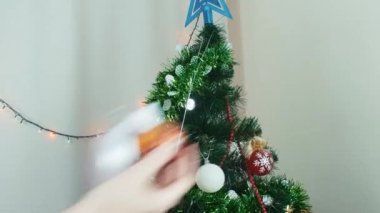 Eğlenmeye yeni yıl hazırlık iki genç kadın Noel dekorasyon ağaç