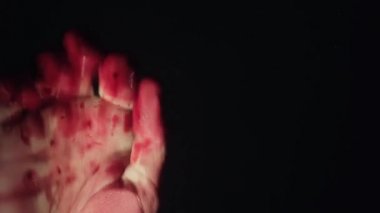 Pencere cam derin, karanlık arka plan üzerinde kanlı el