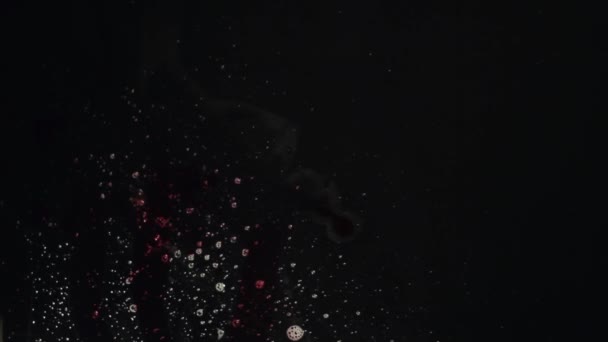 Jet liquide sanglant pour nettoyer les verres fond foncé profond 