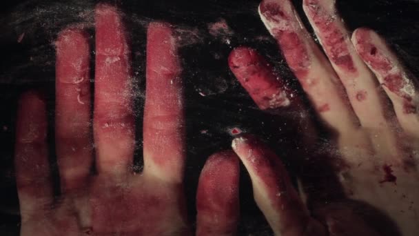 Bloedige hand op vuile venster glas diep donkere achtergrond — Stockvideo