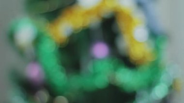 Kız veren hediye Noel ağacı yakınındaki elinde yakın çekim