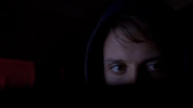 Karanlık odada bilgisayarlar kullanarak kod çatlama Vr bardaklarda hacker yakın çekim