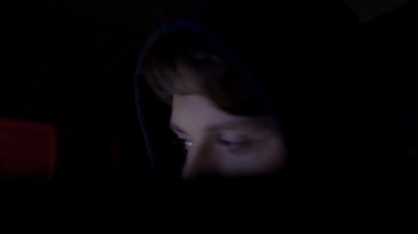 Hacker hood çatlama şifre karanlık odada bilgisayarları kullanan'ı kapat