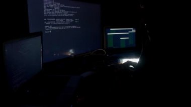 Karanlık odada bilgisayarlar kullanarak kod çatlama başlıklı hacker