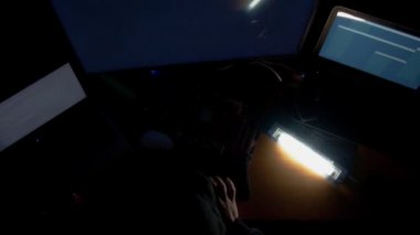 Karanlık odada bilgisayarlar kullanarak kod çatlama başlıklı hacker