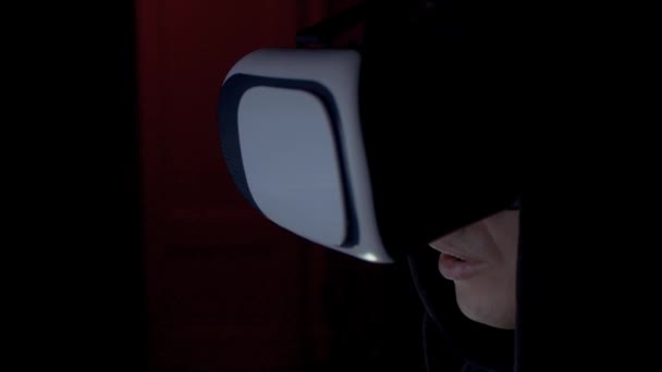 Hacker dans les lunettes VR craquage de code à l'aide d'ordinateurs dans la chambre noire 