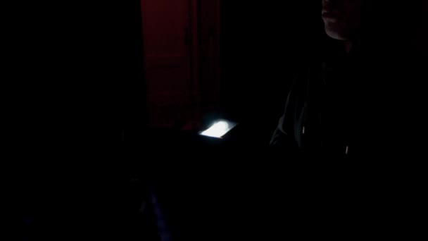 Hacker en código de craqueo de capucha usando computadoras en cuarto oscuro — Vídeo de stock