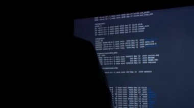 Karanlık odada bilgisayarlar kullanarak kod çatlama başlıklı hacker