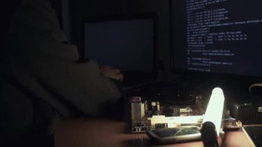 Karanlık odada bilgisayarlar kullanarak kod çatlama başlıklı hacker