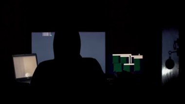 Karanlık odada bilgisayarlar kullanarak kod çatlama başlıklı hacker