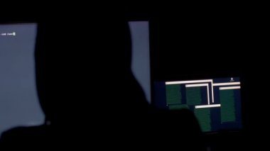 Karanlık odada bilgisayarlar kullanarak kod çatlama başlıklı hacker
