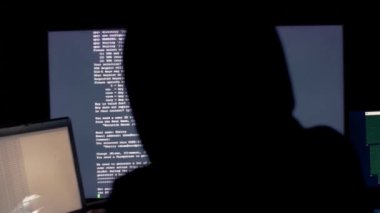 Karanlık odada bilgisayarlar kullanarak kod çatlama başlıklı hacker