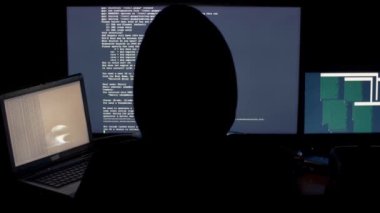 Karanlık odada bilgisayarlar kullanarak kod çatlama başlıklı hacker