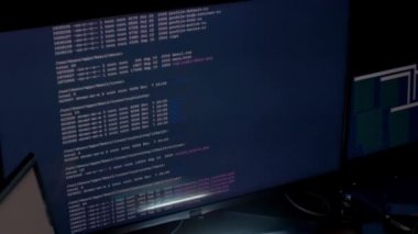 Karanlık odada bilgisayarlar kullanarak kod çatlama başlıklı hacker
