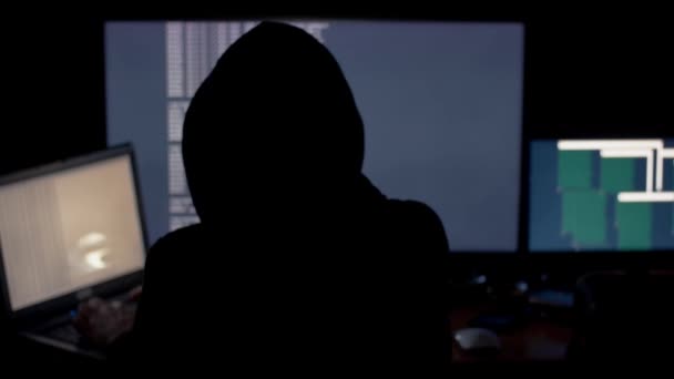 Χάκερ στην κουκούλα πυρόλυση κώδικα χρησιμοποιώντας υπολογιστές σε σκοτεινό δωμάτιο — Αρχείο Βίντεο