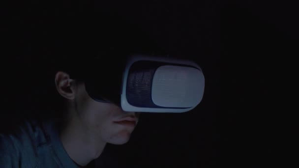 Közelkép az ember használ virtuális valóság fejhallgató Vr maszk — Stock videók