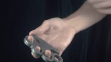 Knuckle-Duster el koyarak